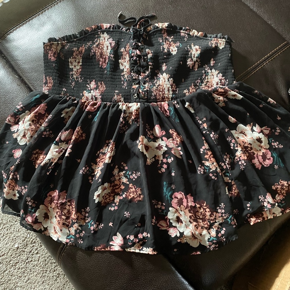 Women’s floral strapless top. Brand new no tags. No straps. Torrid brand